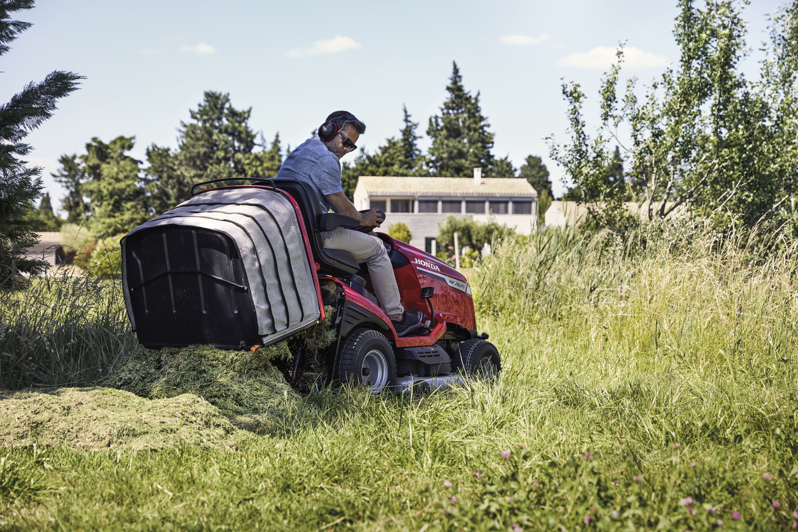 hf-ride-on-mower-model-dumping-grass-resize-jpg.jpg